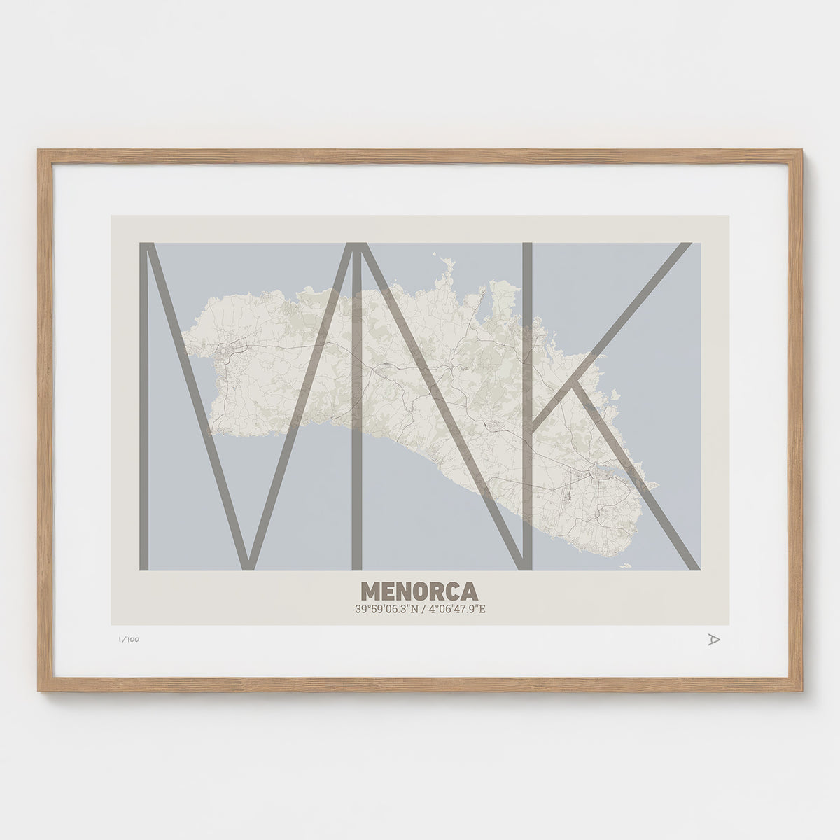 Lámina tipográfica de Menorca – diseño Ultrafina, marco de madera natural