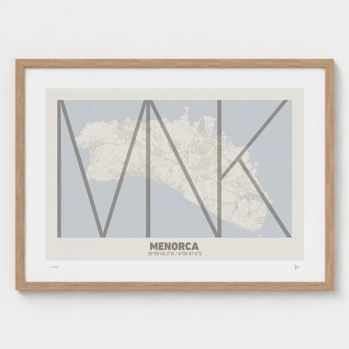 Lámina tipográfica de Menorca – diseño Ultrafina, marco de madera natural