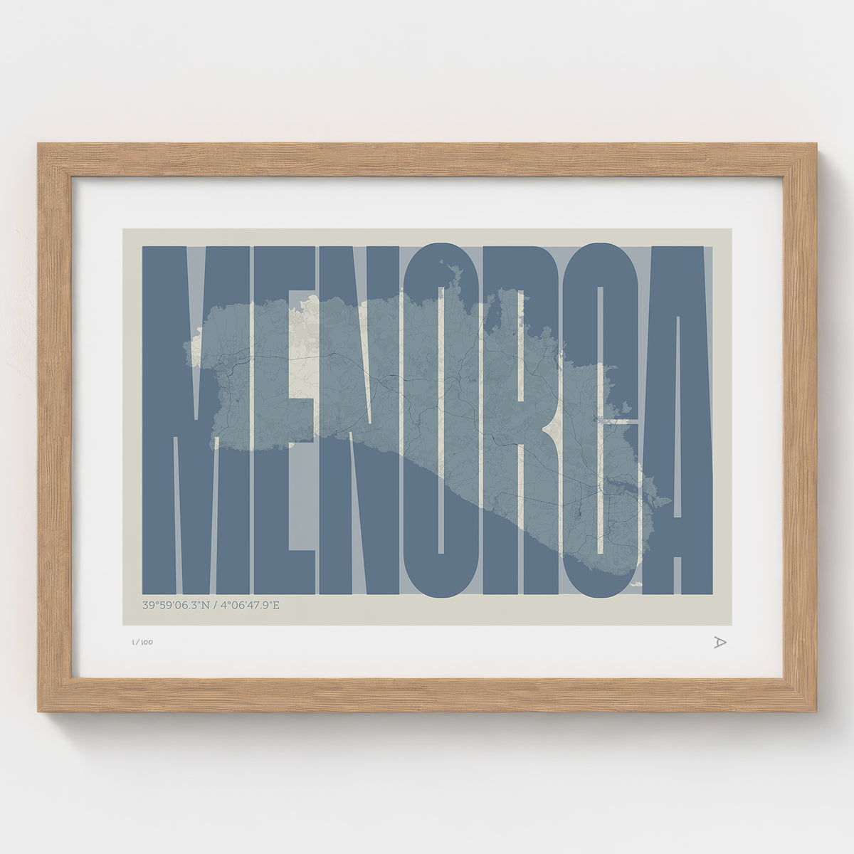 Lámina tipográfica de Menorca – diseño Extra Comprimida, marco de madera natural