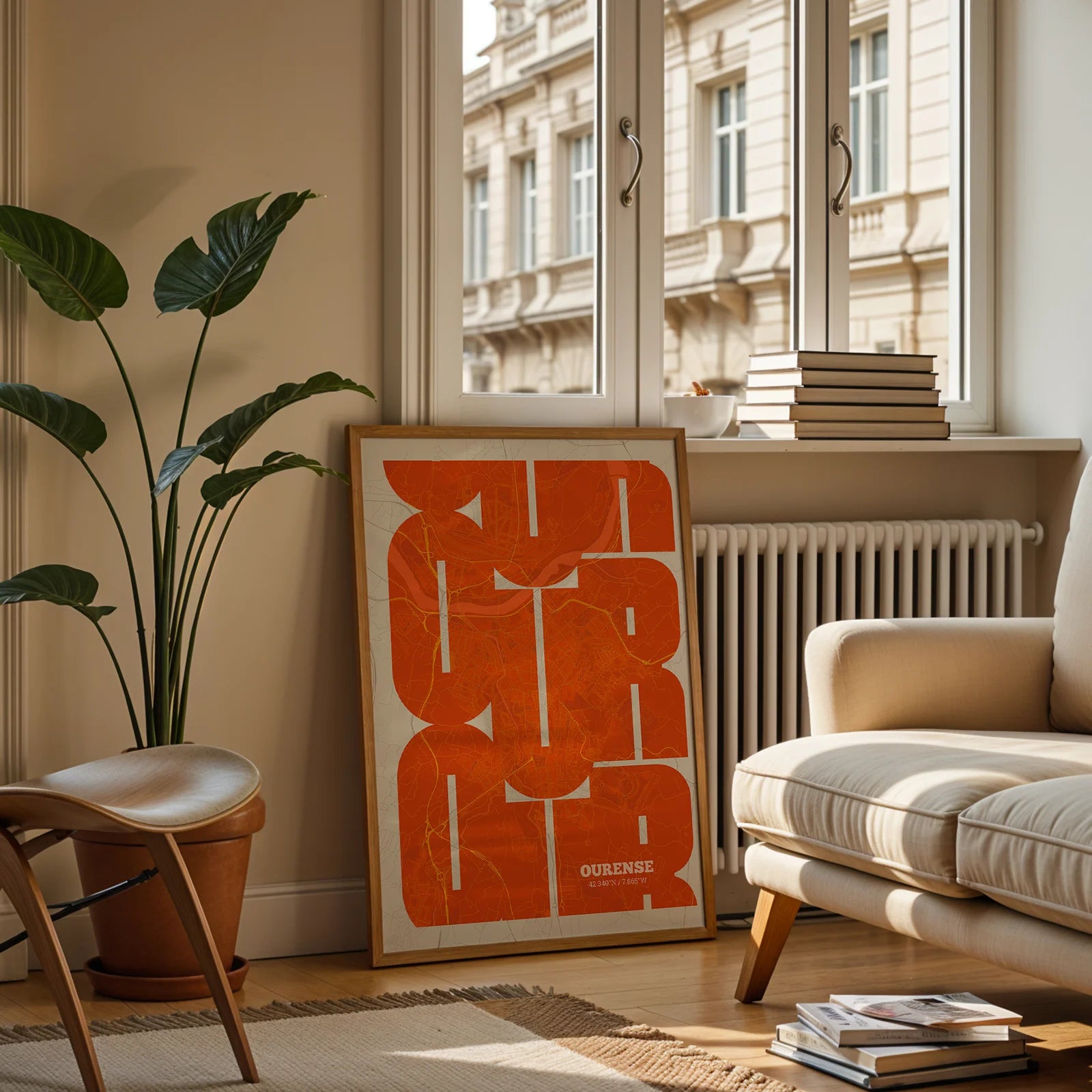 Diseño de interiores moderno con la lámina de Ourense en mi diseño la Inseparable, una visión artística con una tipografía expresiva que muestra la abreviatura del nombre sobre el mapa detallado diseñado en naranja y fondo blanco roto, expuesto en la pared de un salón