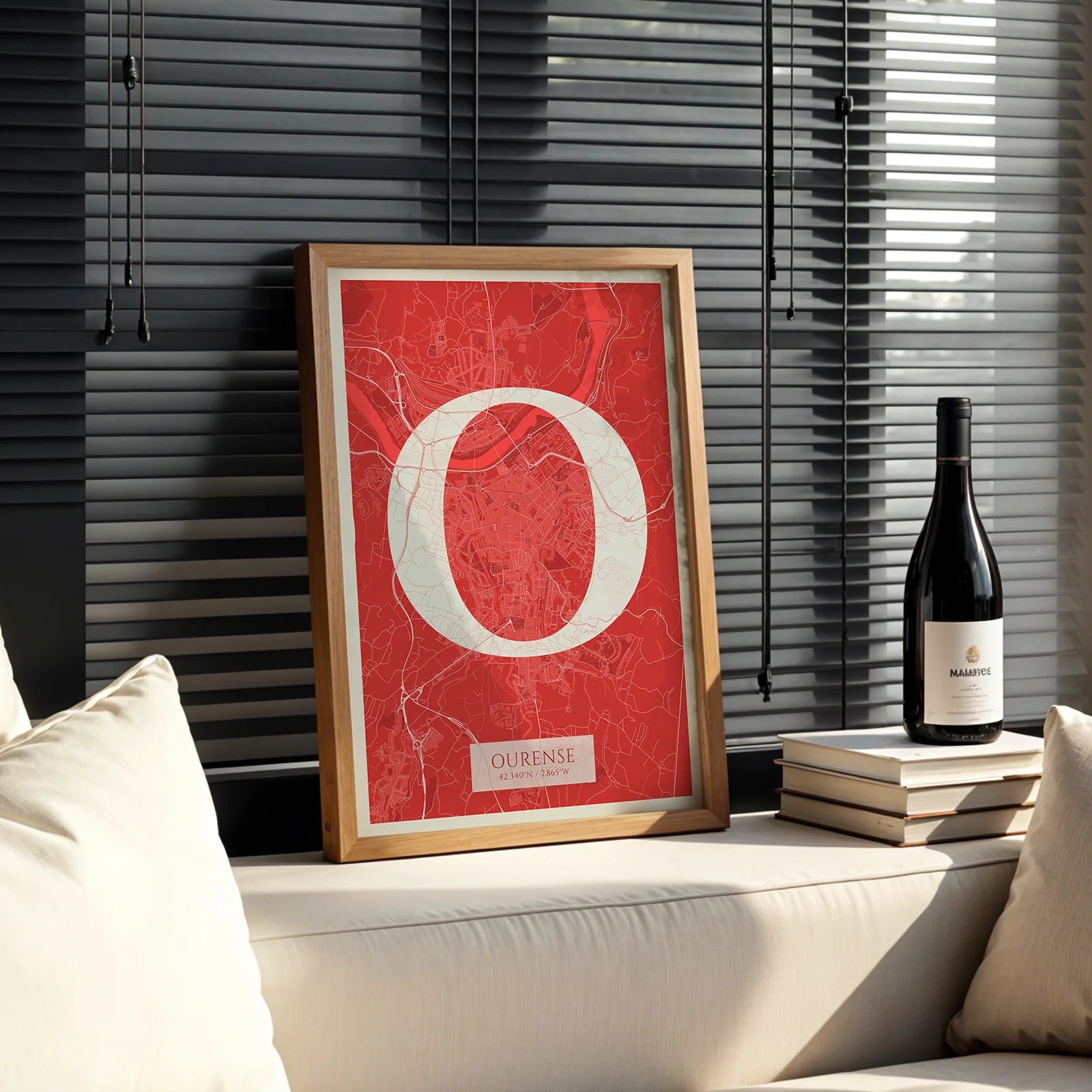 Diseño de interiores moderno con la lámina de Ourense en el diseño la Clásica, inspirado en la tipografía cincelada con una fuente elegante que crea un bonito contraste visual diseñado en rojo y fondo blanco roto, expuesto en la pared de un salón