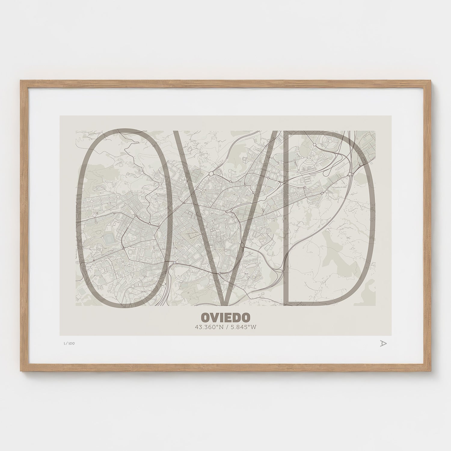Lámina tipográfica de Oviedo – diseño Ultrafina, marco de madera natural