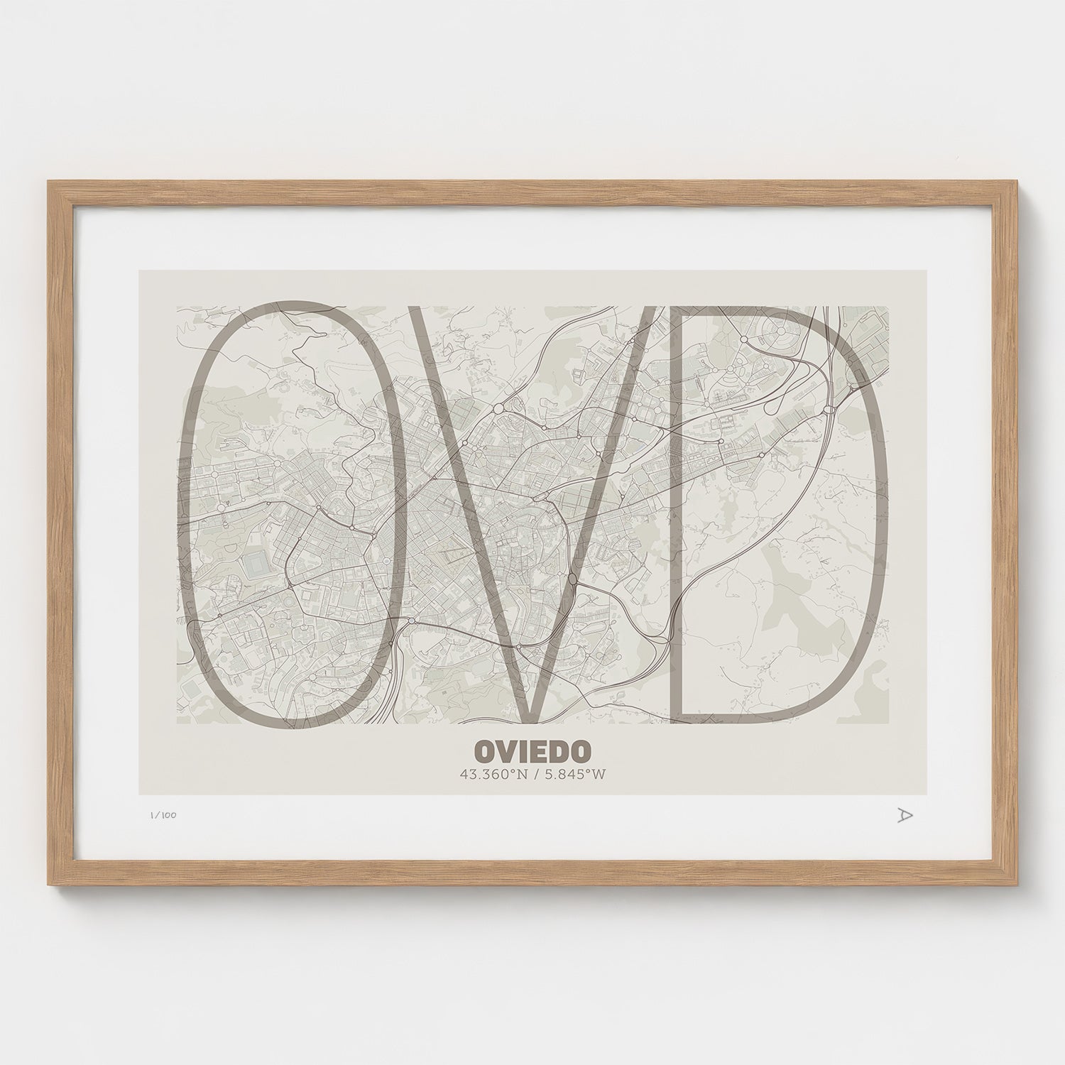 Lámina tipográfica de Oviedo – diseño Ultrafina, marco de madera natural