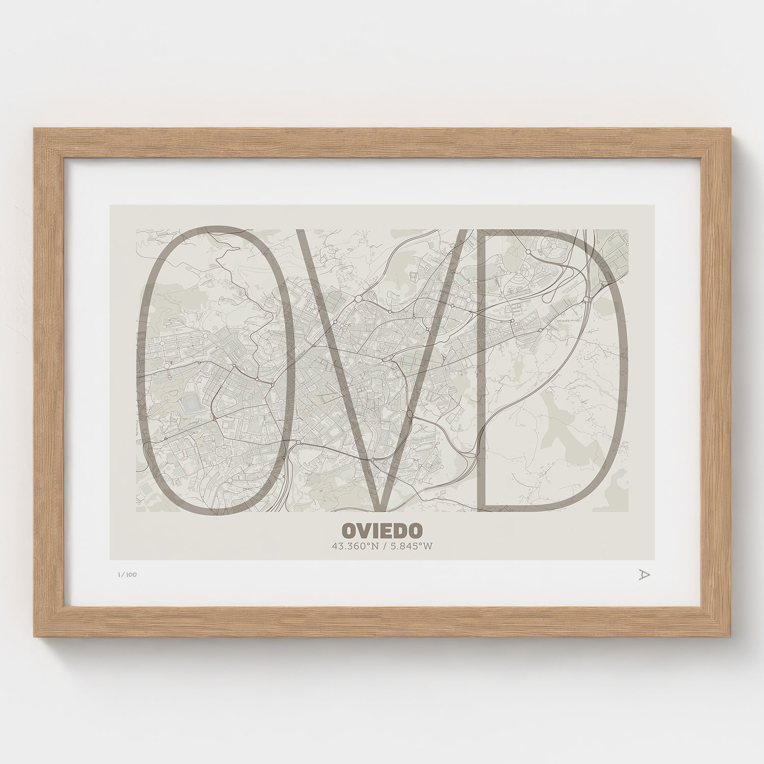 Lámina tipográfica de Oviedo – diseño Ultrafina, marco de madera natural