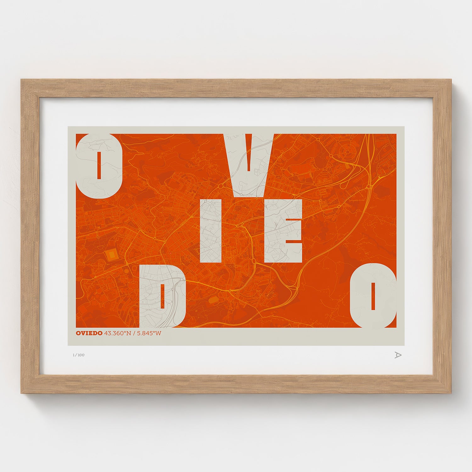 Lámina tipográfica de Oviedo – diseño Revoltosa, marco de madera natural