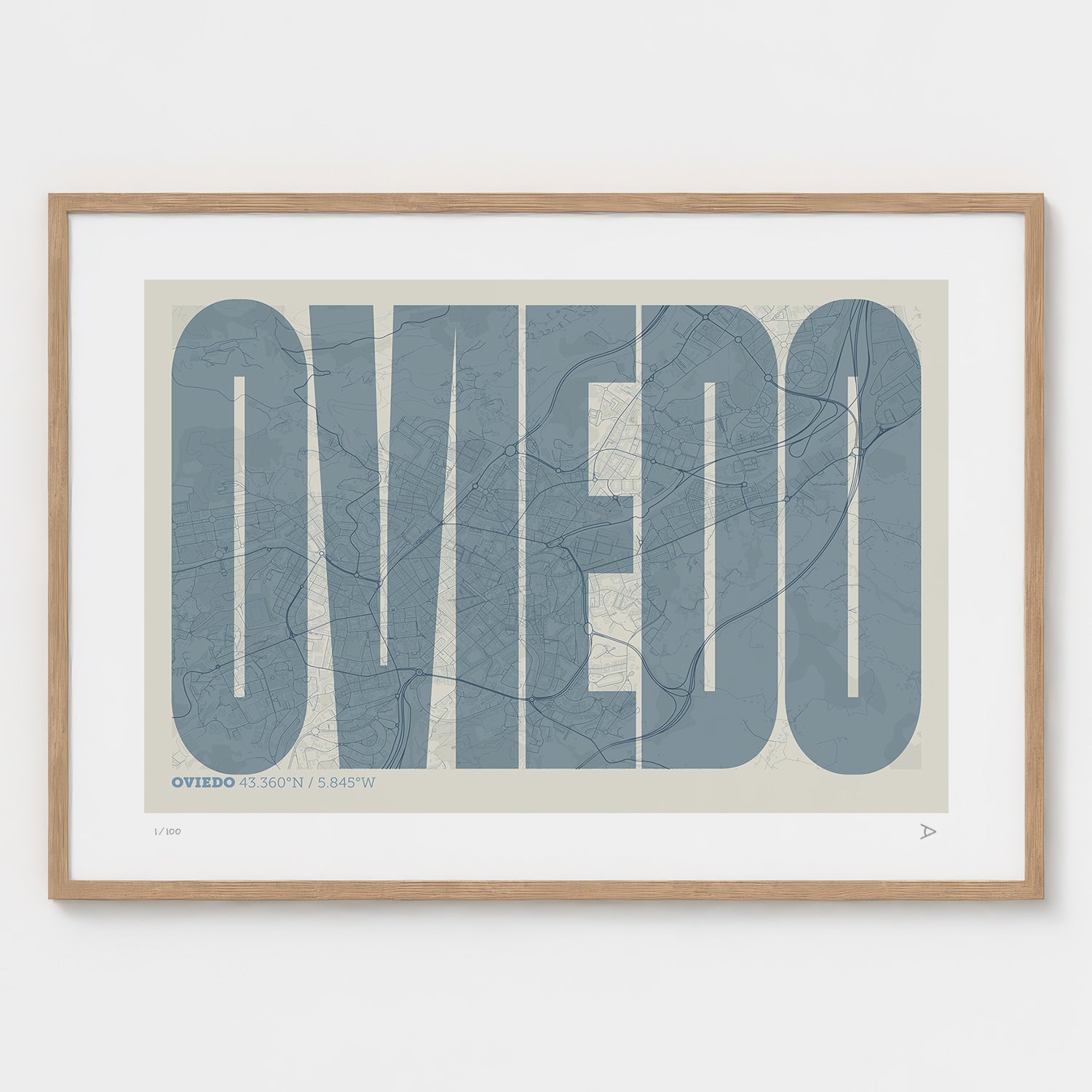 Lámina tipográfica de Oviedo – diseño Extra Comprimida, marco de madera natural