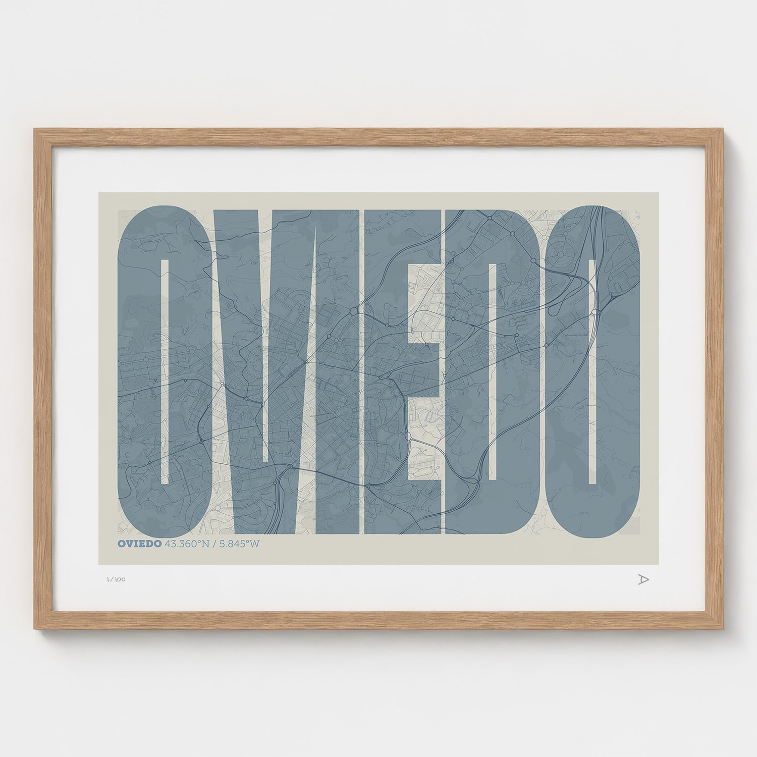 Lámina tipográfica de Oviedo – diseño Extra Comprimida, marco de madera natural