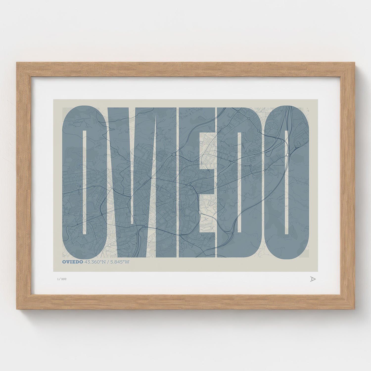 Lámina tipográfica de Oviedo – diseño Extra Comprimida, marco de madera natural