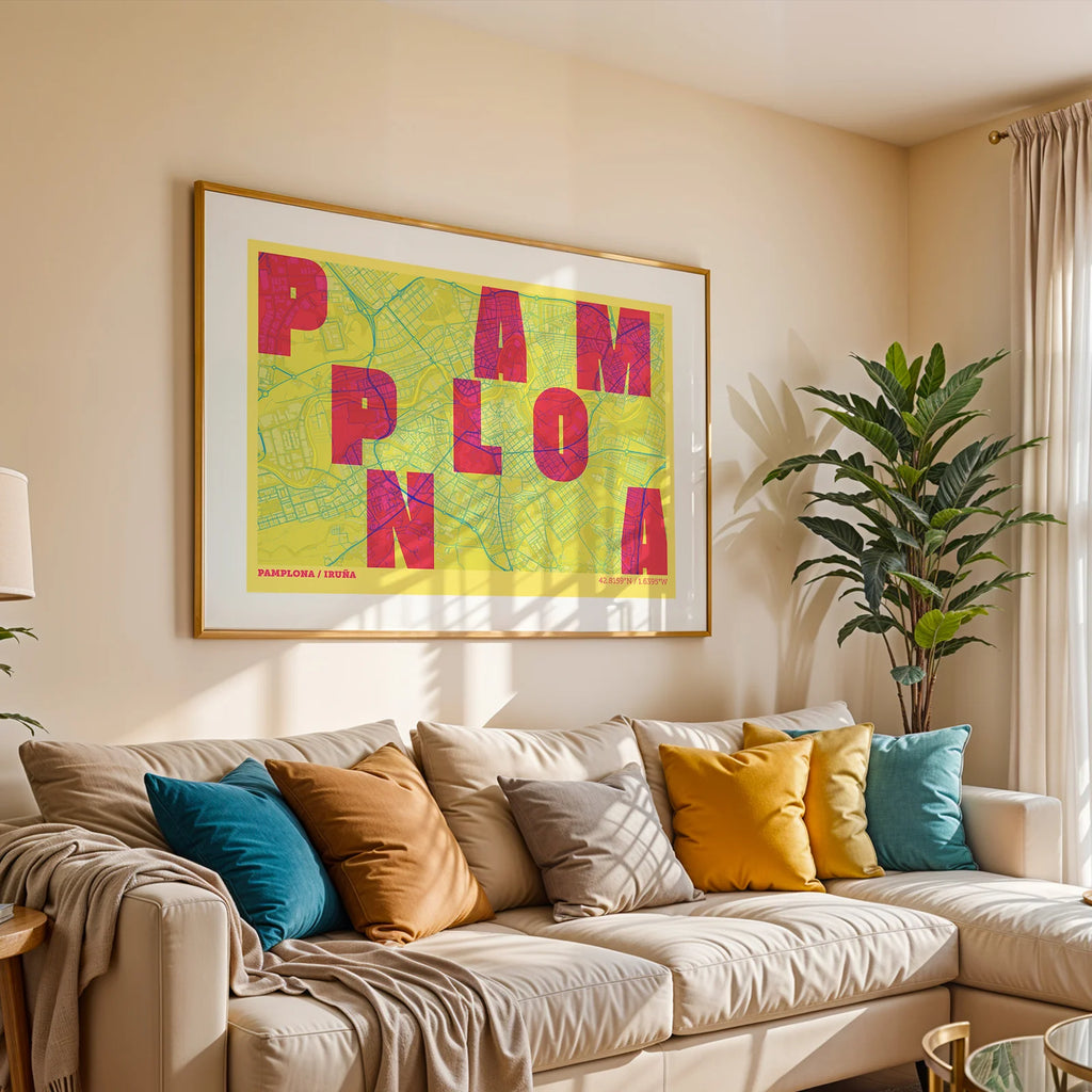 Diseño de interiores moderno con la lámina de Pamplona en el diseño la Revoltosa, donde las letras del nombre aparecen aleatoriamente en diferentes líneas para un diseño urbano realmente original diseñado en amarillo y fucsia, expuesto en la pared de un salón