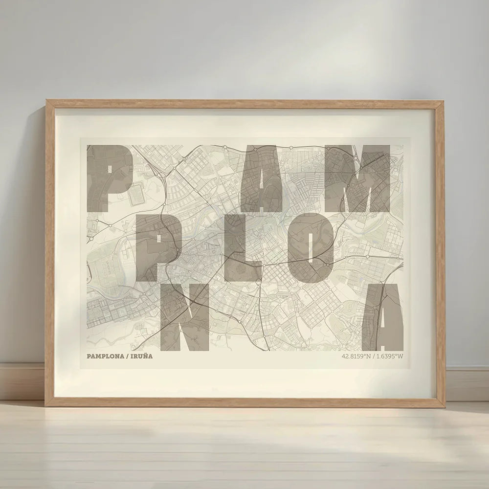 Cuadro de Pamplona en el diseño la Revoltosa, donde las letras del nombre aparecen aleatoriamente en diferentes líneas para un diseño urbano realmente original diseñado en marrón claro y fondo blanco roto con margen en un entorno minimalista con iluminación cálida
