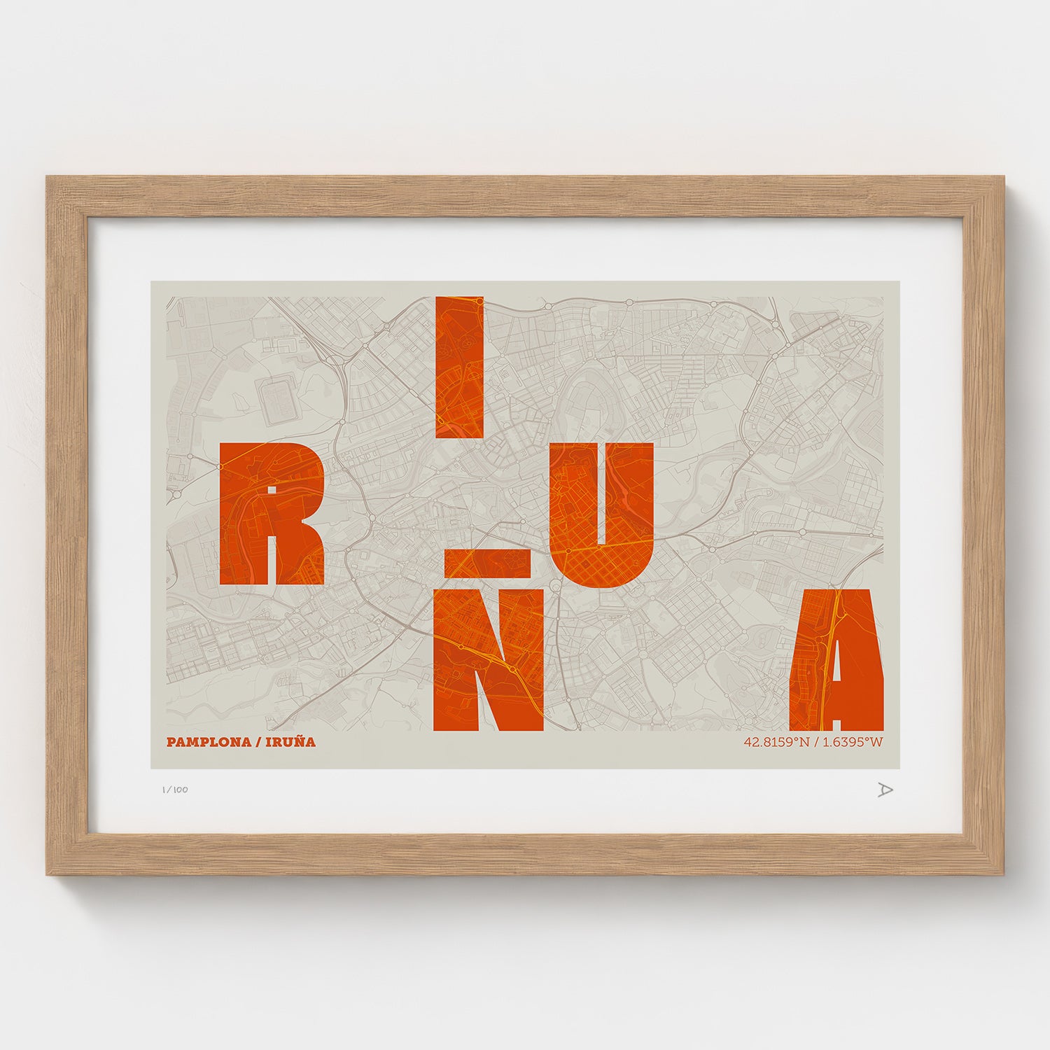 Lámina tipográfica de Pamplona – diseño Revoltosa, marco de madera natural