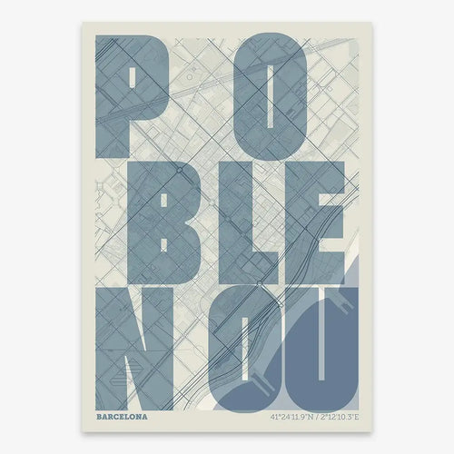 Mapa del Poblenou, Barcelona, en el diseño la Revoltosa, donde las letras del nombre aparecen aleatoriamente en diferentes líneas para un diseño urbano realmente original diseñado en gris azulado y fondo blanco roto