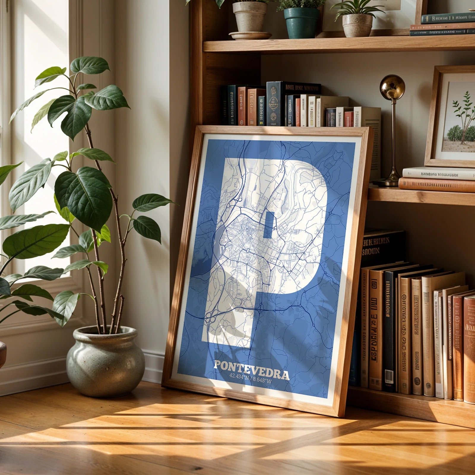 Diseño de interiores moderno con la lámina de Pontevedra en mi diseño la Súper Bold, un póster tipográfico donde el mapa de la ciudad se fusiona con una tipografía extra gruesa para un impacto visual moderno diseñado en azul marino y blanco, expuesto en la pared de un salón