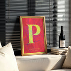 Diseño de interiores moderno con la lámina de Pontevedra en el diseño La Clásica, inspirado en la tipografía cincelada con una fuente elegante que crea un bonito contraste visual diseñado en amarillo y fucsia, expuesto en la pared de un salón