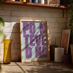 Diseño de interiores moderno con la lámina de Pontevedra en el diseño la Revoltosa, donde las letras del nombre aparecen aleatoriamente en diferentes líneas para un diseño urbano realmente original diseñado en púrpura y azul claro, expuesto en la pared de un salón
