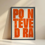 Cuadro de Pontevedra en el diseño la Revoltosa, donde las letras del nombre aparecen aleatoriamente en diferentes líneas para un diseño urbano realmente original diseñado en naranja y fondo blanco roto con impresión sin márgenes, apoyado contra la pared