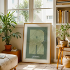 Diseño de interiores moderno con la lámina de Reinosa en mi diseño la Súper Bold, un póster tipográfico donde el mapa de la ciudad se fusiona con una tipografía extra gruesa para un impacto visual moderno diseñado en dos tonos de verde, expuesto en la pared de un salón
