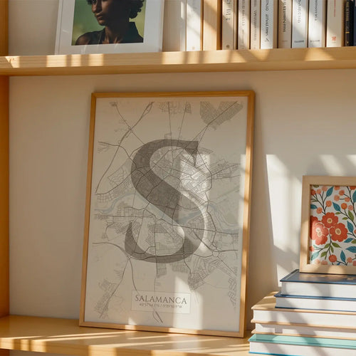 Diseño de interiores moderno con la lámina de Salamanca en el diseño la Clásica, inspirado en la tipografía cincelada con una fuente elegante que crea un bonito contraste visual diseñado en marrón claro y fondo blanco roto, expuesto en la pared de un salón