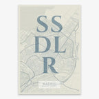 Mapa de San Sebastián de los Reyes en el diseño la Clásica, inspirado en la tipografía cincelada con una fuente elegante que crea un bonito contraste visual diseñado en gris azulado y fondo blanco roto
