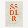 Mapa de San Sebastián de los Reyes en el diseño la Clásica, inspirado en la tipografía cincelada con una fuente elegante que crea un bonito contraste visual diseñado en naranja y fondo blanco roto