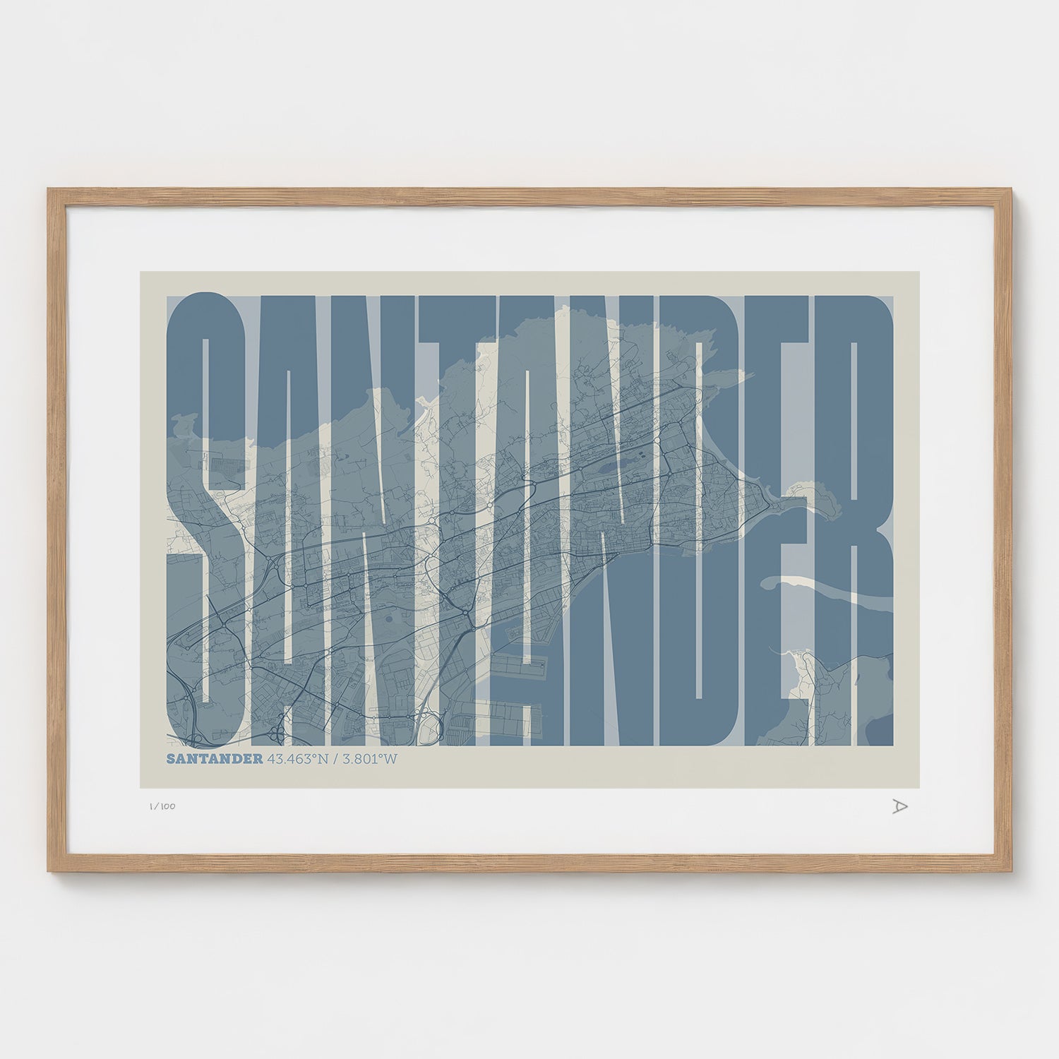 Lámina tipográfica de Santander – diseño Extra Comprimida, marco de madera natural