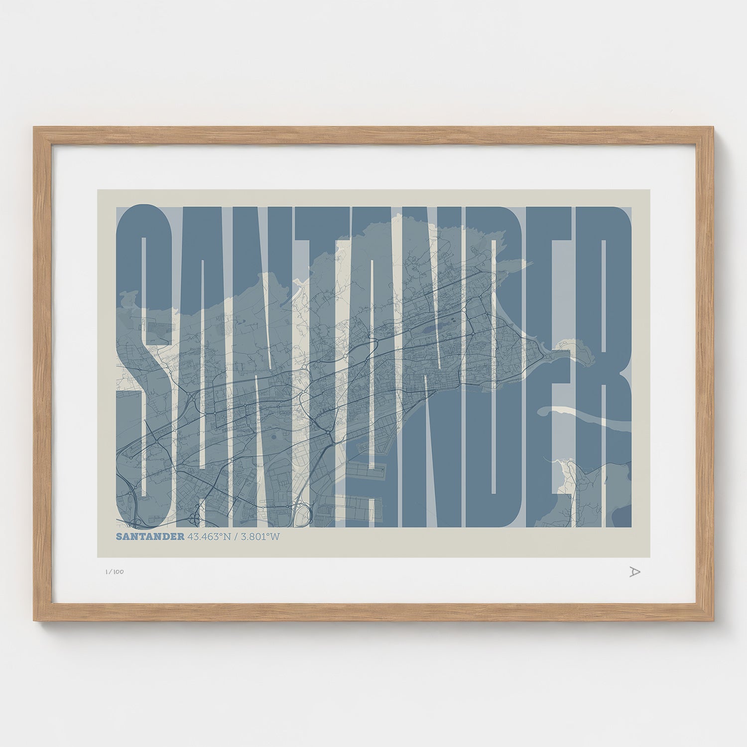 Lámina tipográfica de Santander – diseño Extra Comprimida, marco de madera natural