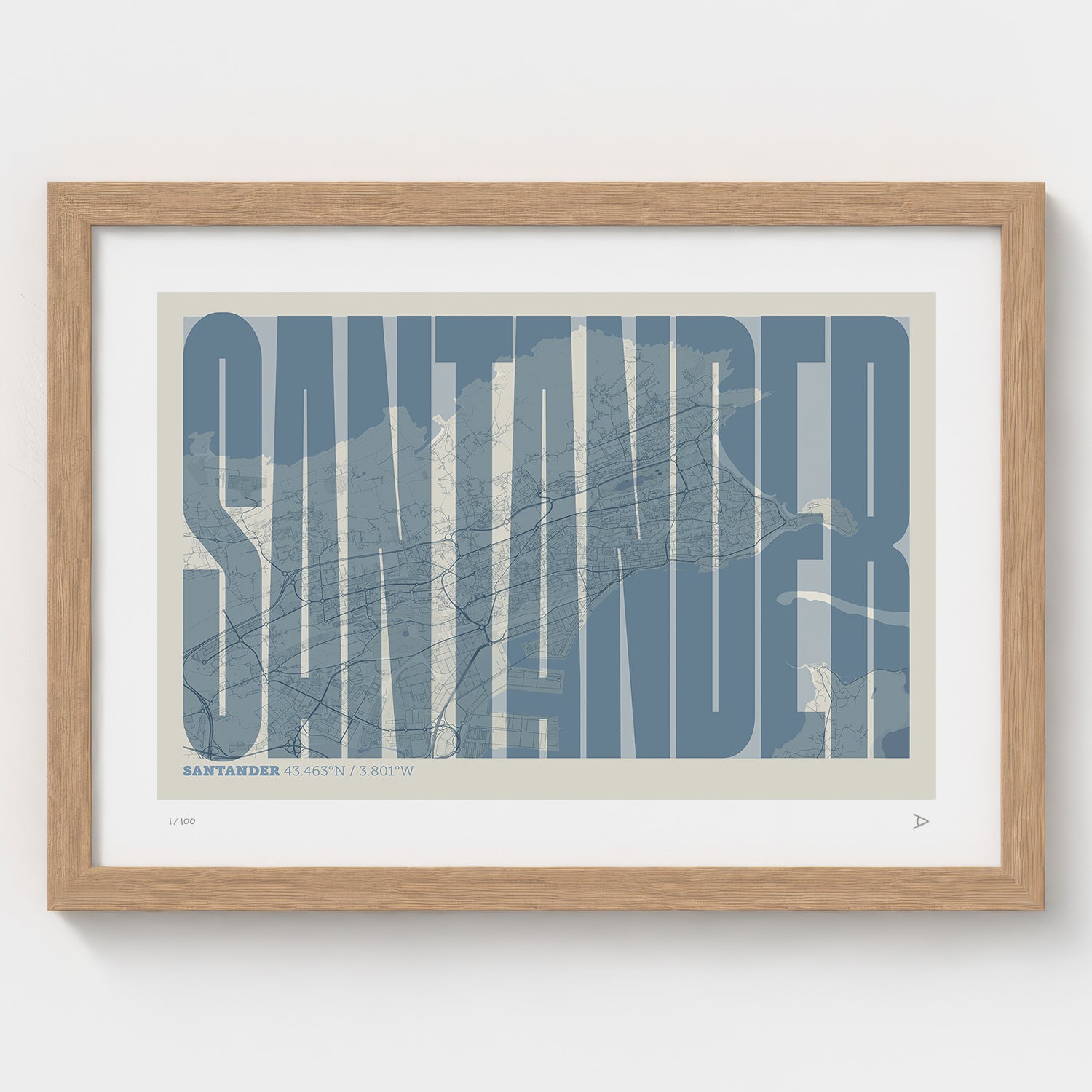 Lámina tipográfica de Santander – diseño Extra Comprimida, marco de madera natural