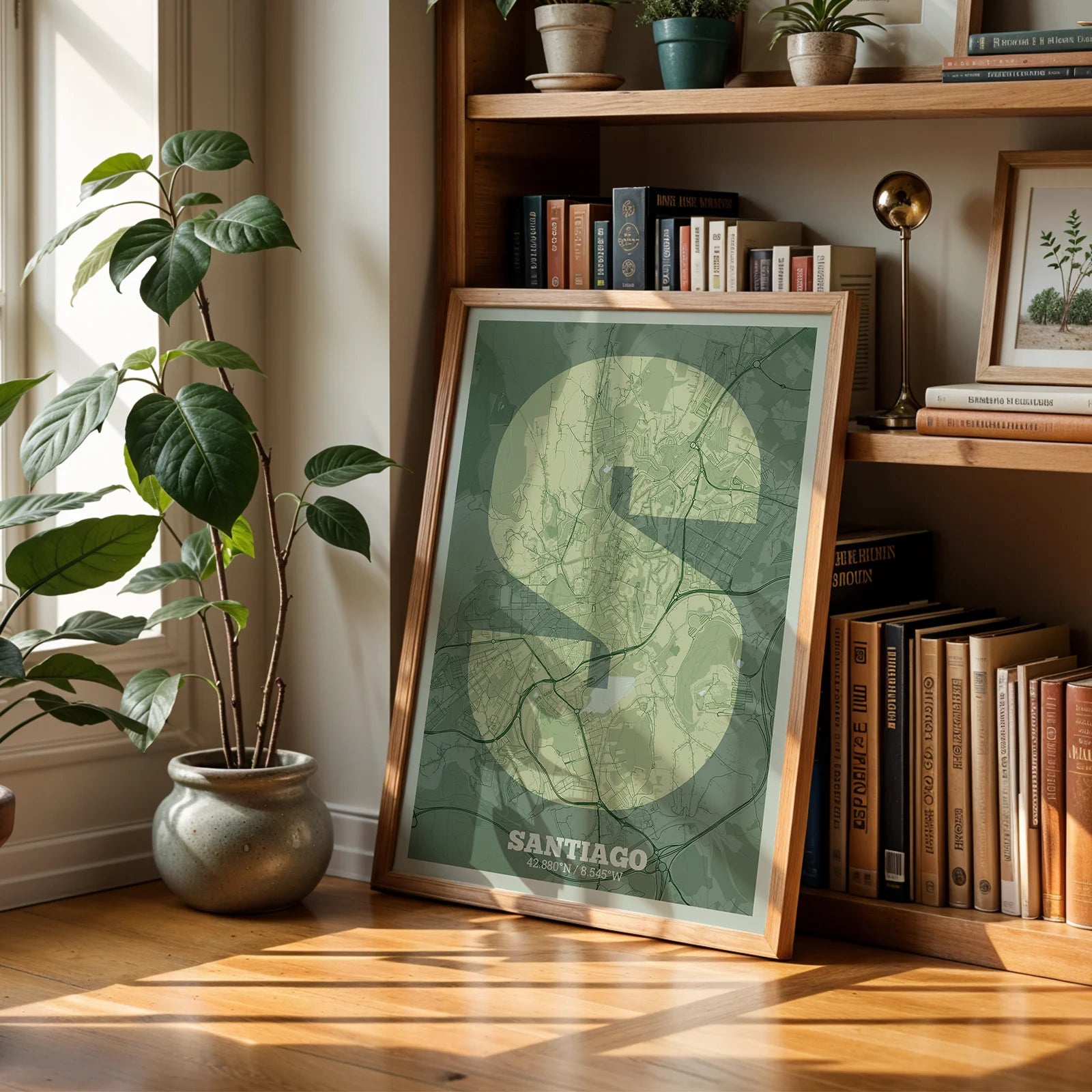 Diseño de interiores moderno con la lámina de Santiago de Compostela en mi diseño la Súper Bold, un póster tipográfico donde el mapa de la ciudad se fusiona con una tipografía extra gruesa para un impacto visual moderno diseñado en dos tonos de verde, expuesto en la pared de un salón