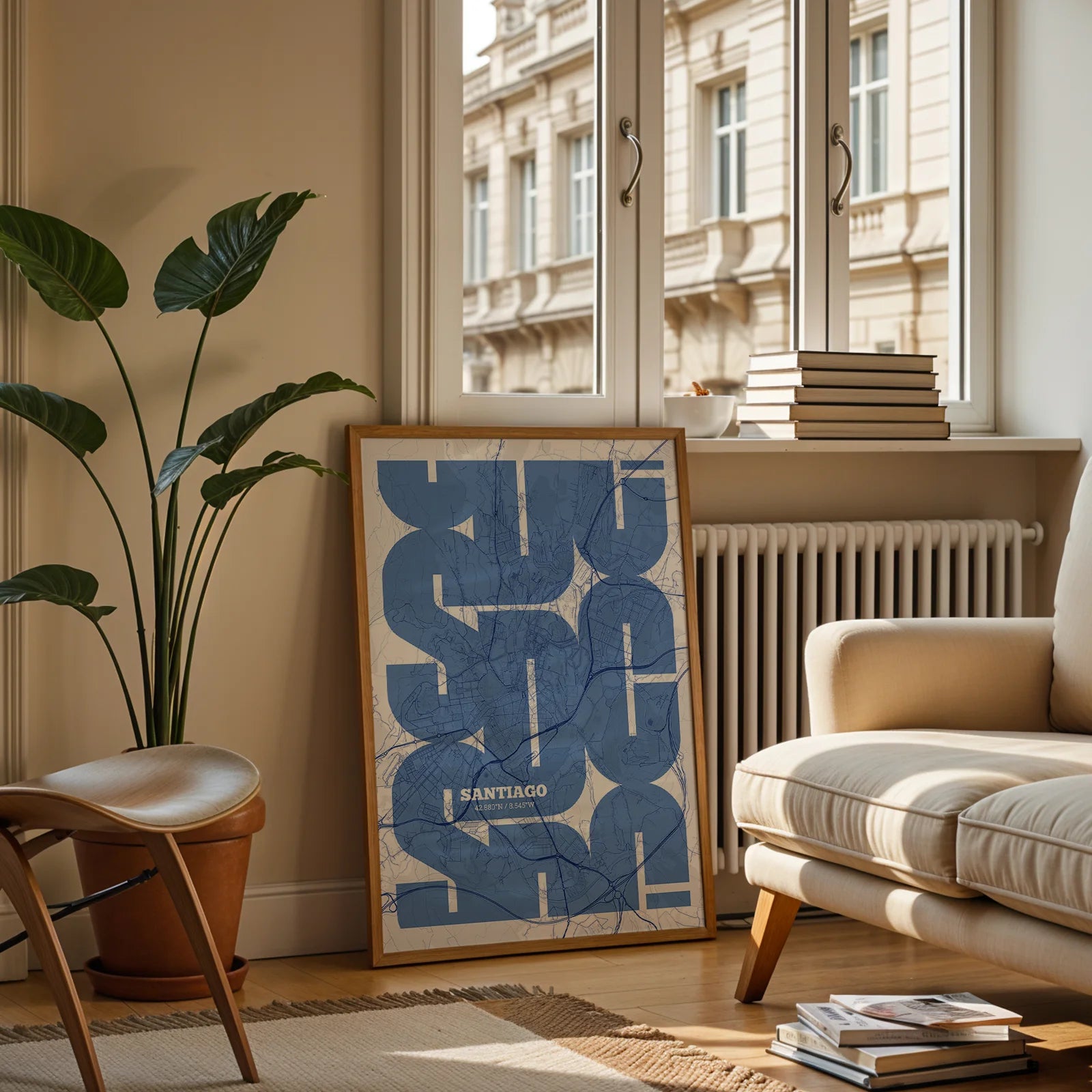 Diseño de interiores moderno con la lámina de Santiago de Compostela en mi diseño la Inseparable, una visión artística con una tipografía expresiva que muestra la abreviatura del nombre sobre el mapa detallado diseñado en azul marino y blanco, expuesto en la pared de un salón