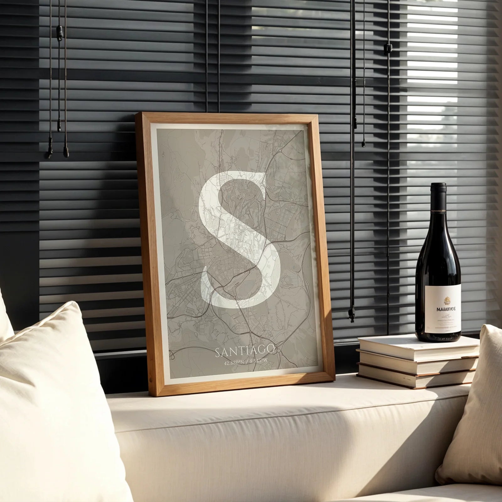 Diseño de interiores moderno con la lámina de Santiago de Compostela en el diseño La Clásica, inspirado en la tipografía cincelada con una fuente elegante que crea un bonito contraste visual diseñado en marrón claro y fondo blanco roto, expuesto en la pared de un salón