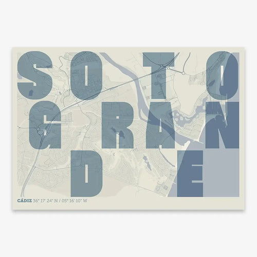Mapa de Sotogrande en el diseño la Revoltosa, donde las letras del nombre aparecen aleatoriamente en diferentes líneas para un diseño urbano realmente original diseñado en gris azulado y fondo blanco roto