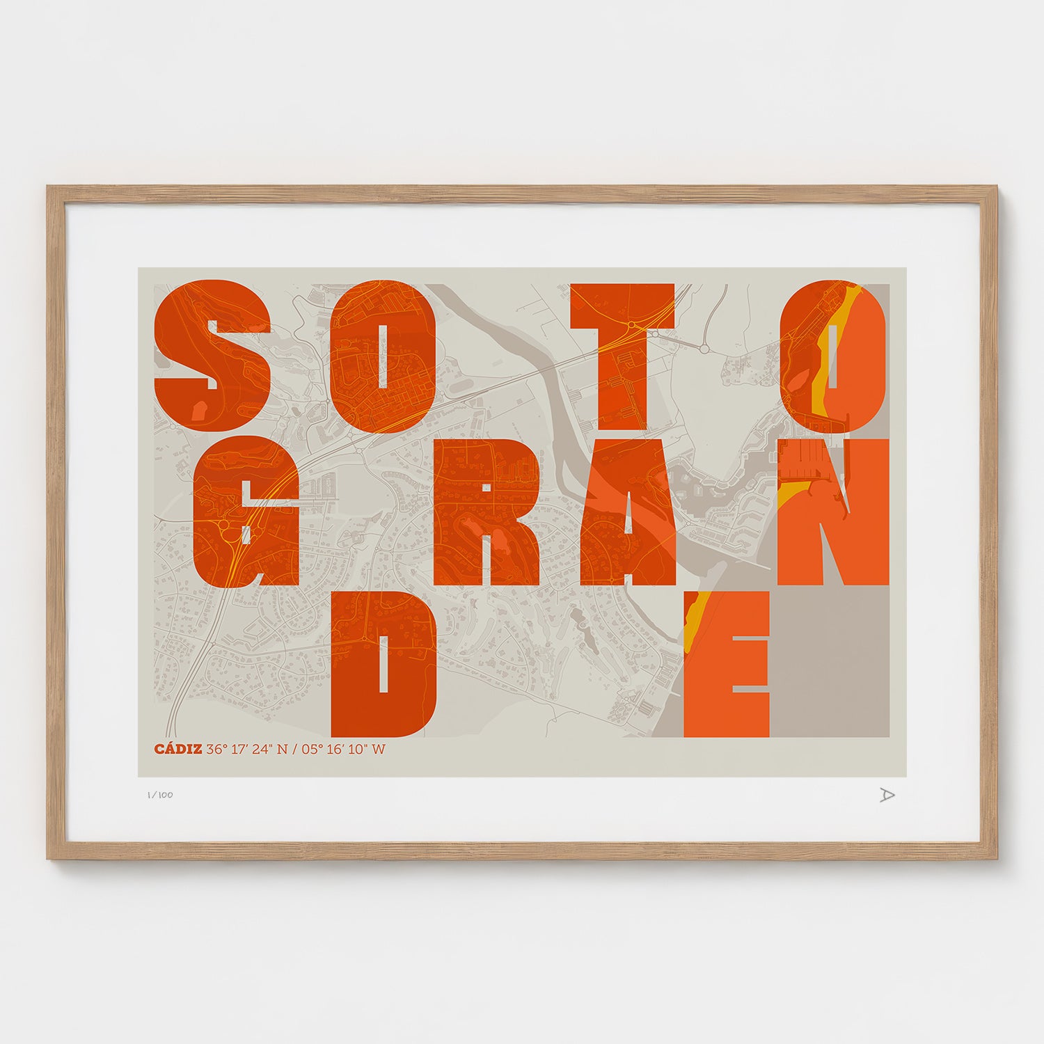 Lámina tipográfica de Sotogrande – diseño Revoltosa, marco de madera natural