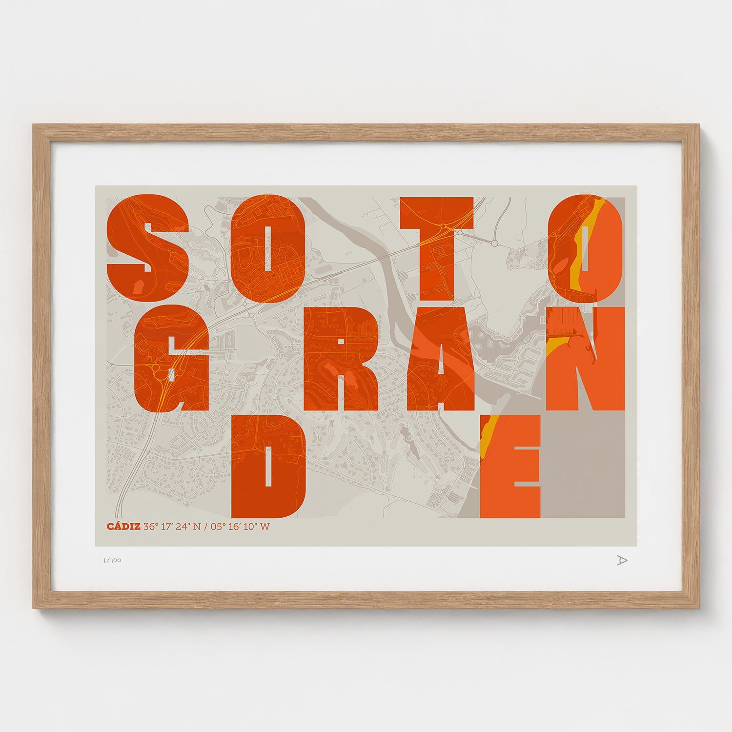 Lámina tipográfica de Sotogrande – diseño Revoltosa, marco de madera natural