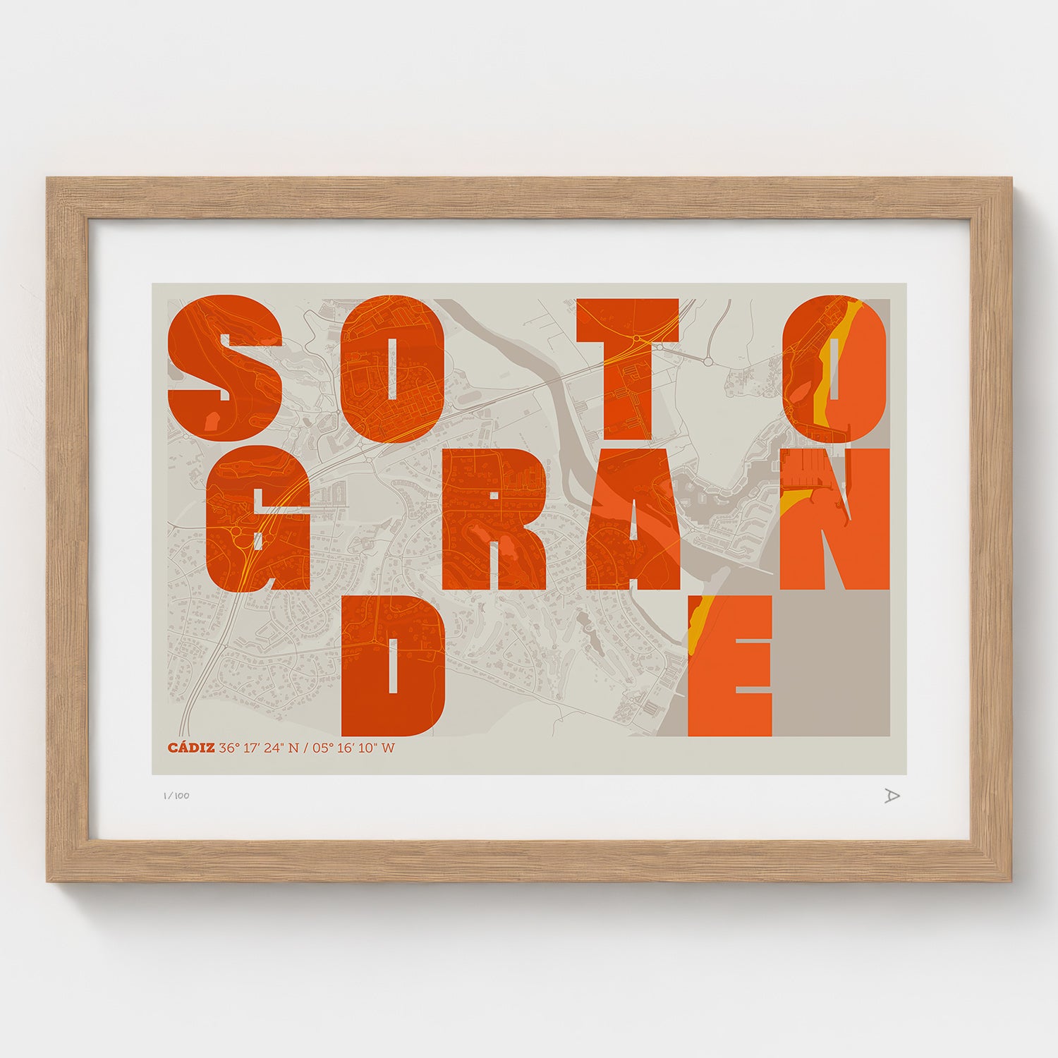 Lámina tipográfica de Sotogrande – diseño Revoltosa, marco de madera natural