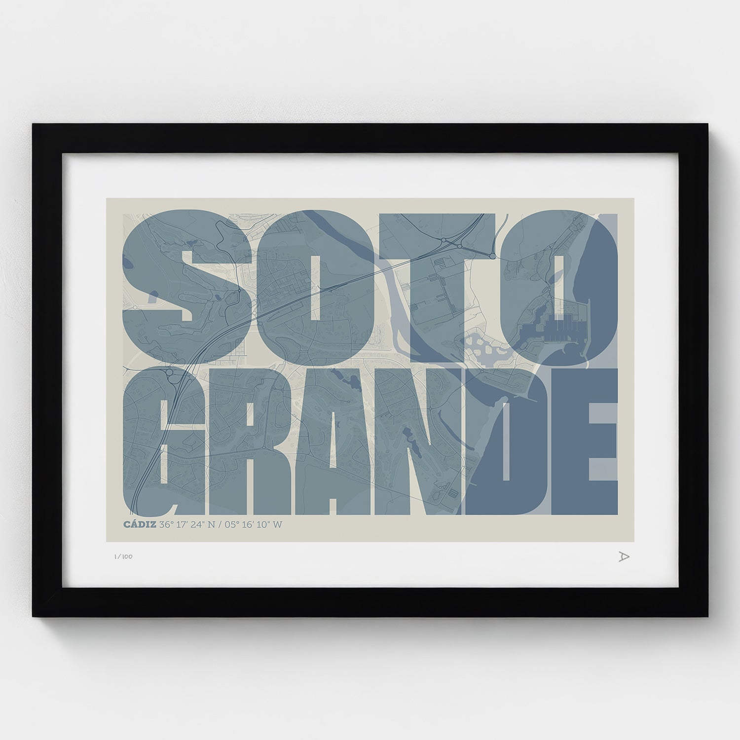 Lámina tipográfica de Sotogrande – diseño Extra Comprimida, marco negro