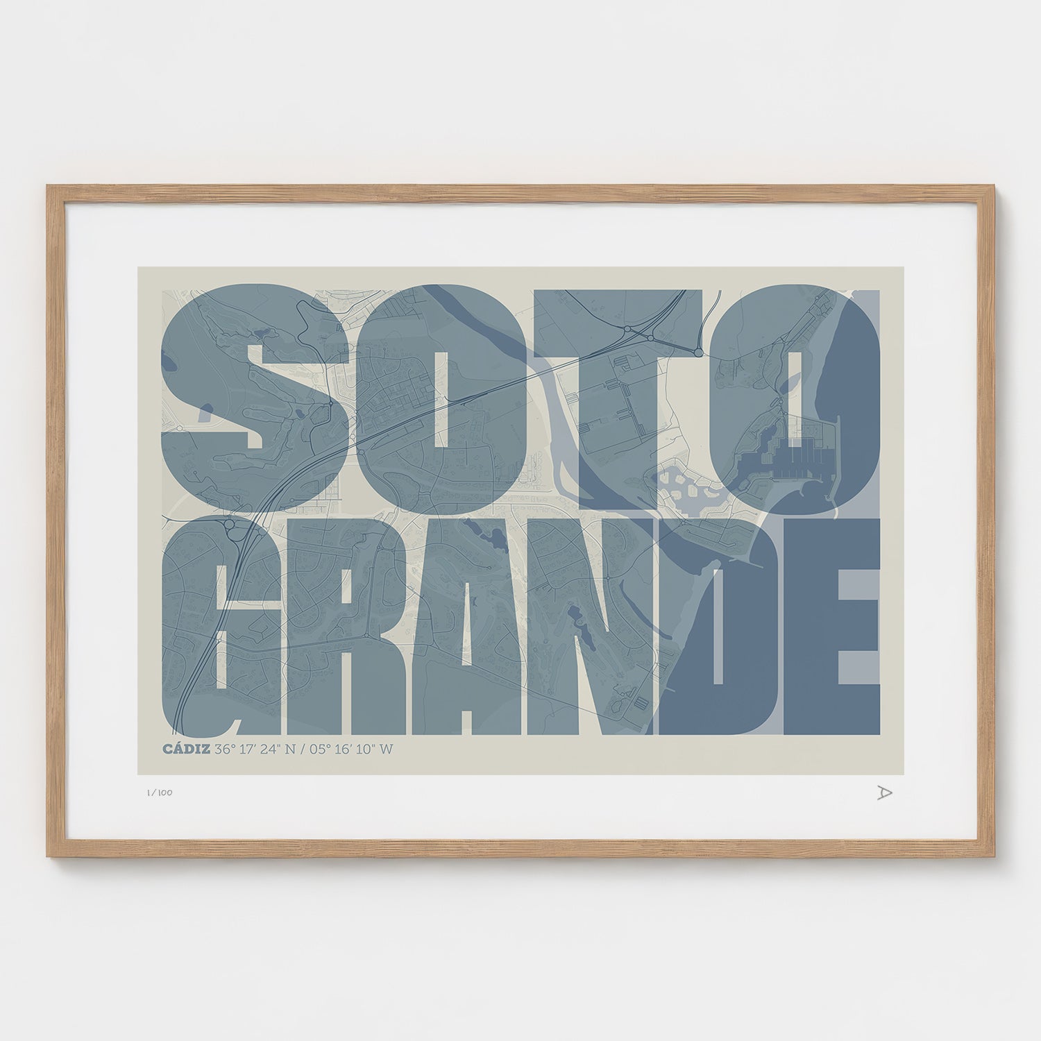 Lámina tipográfica de Sotogrande – diseño Extra Comprimida, marco de madera natural