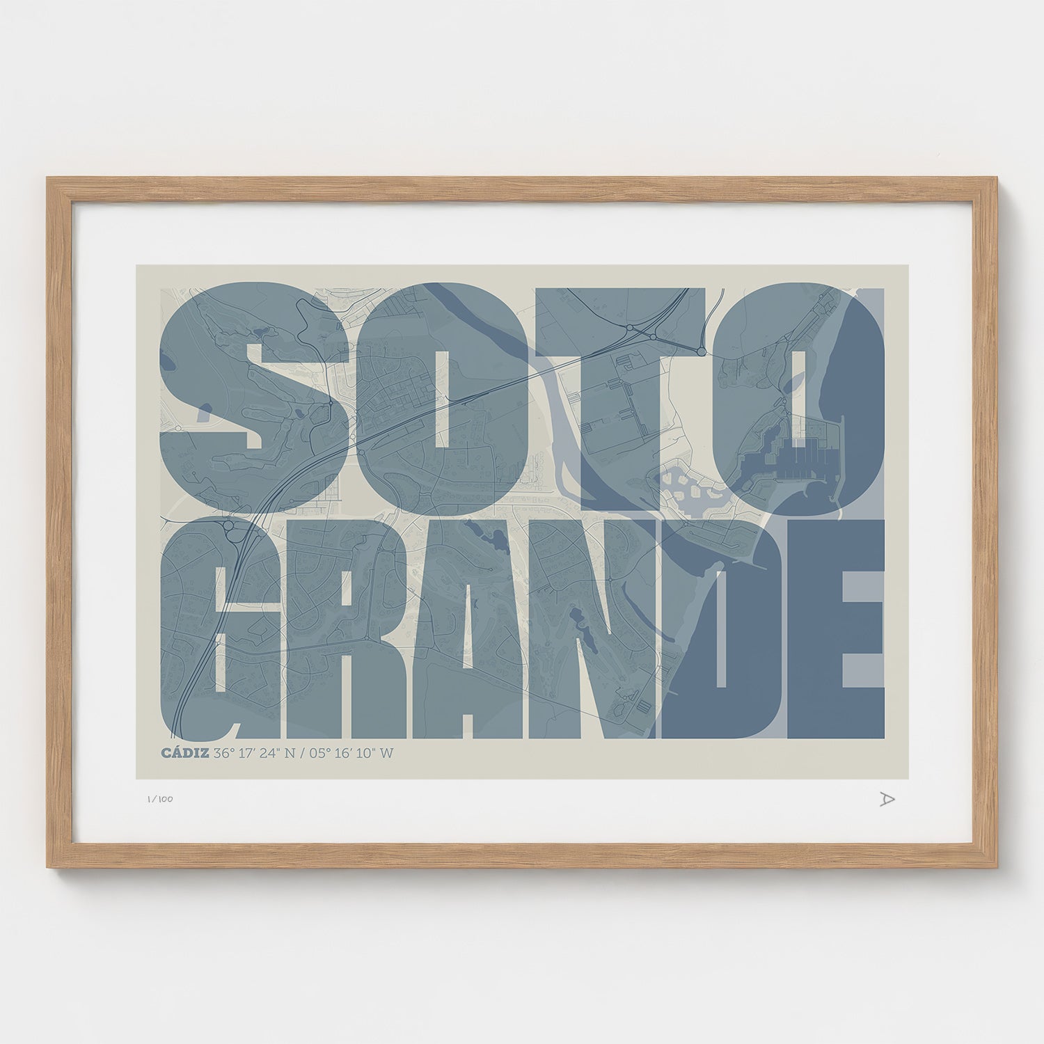 Lámina tipográfica de Sotogrande – diseño Extra Comprimida, marco de madera natural
