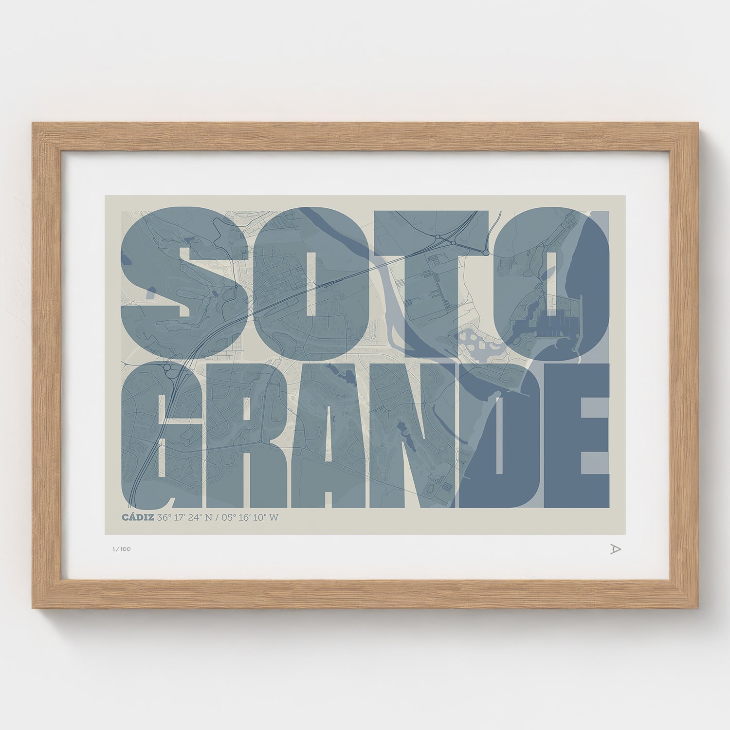 Lámina tipográfica de Sotogrande – diseño Extra Comprimida, marco de madera natural