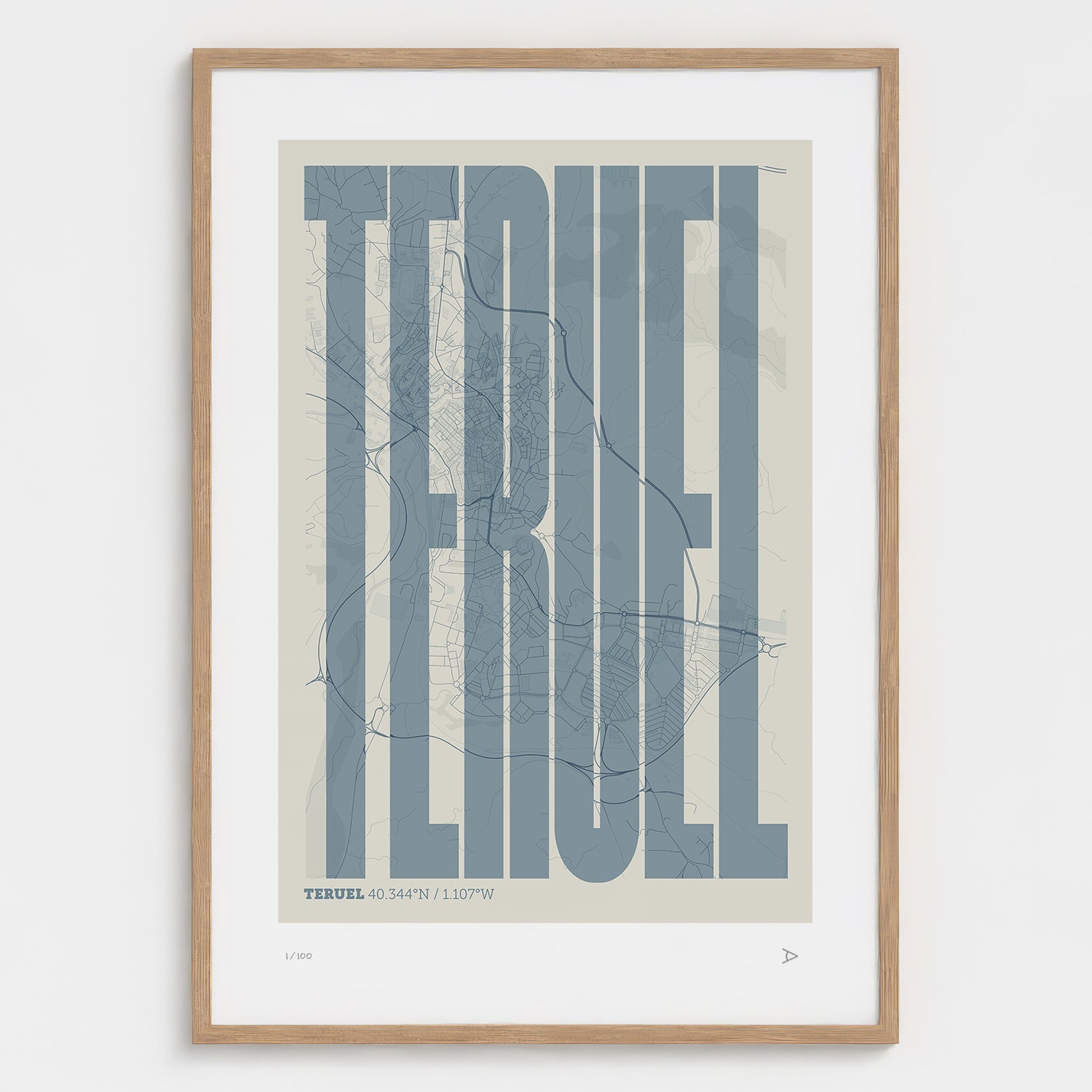Lámina tipográfica de Teruel – diseño Extra Comprimida, marco de madera natural