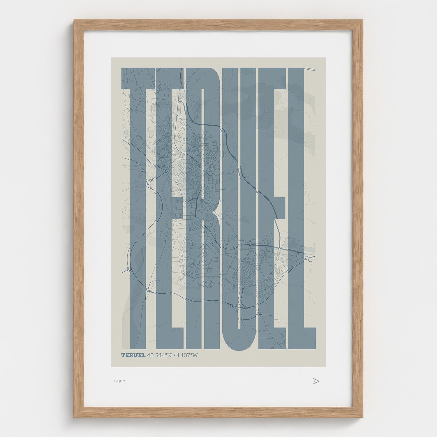 Lámina tipográfica de Teruel – diseño Extra Comprimida, marco de madera natural
