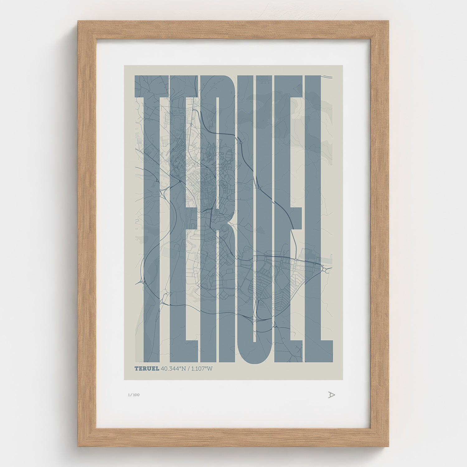 Lámina tipográfica de Teruel – diseño Extra Comprimida, marco de madera natural