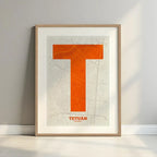 Cuadro del barrio de Tetuán, Madrid, en diseño la Súper Bold, un póster tipográfico donde el mapa de la ciudad se fusiona con una tipografía extra gruesa para un impacto visual moderno diseñado en naranja y fondo blanco roto con margen en un entorno minimalista con iluminación cálida