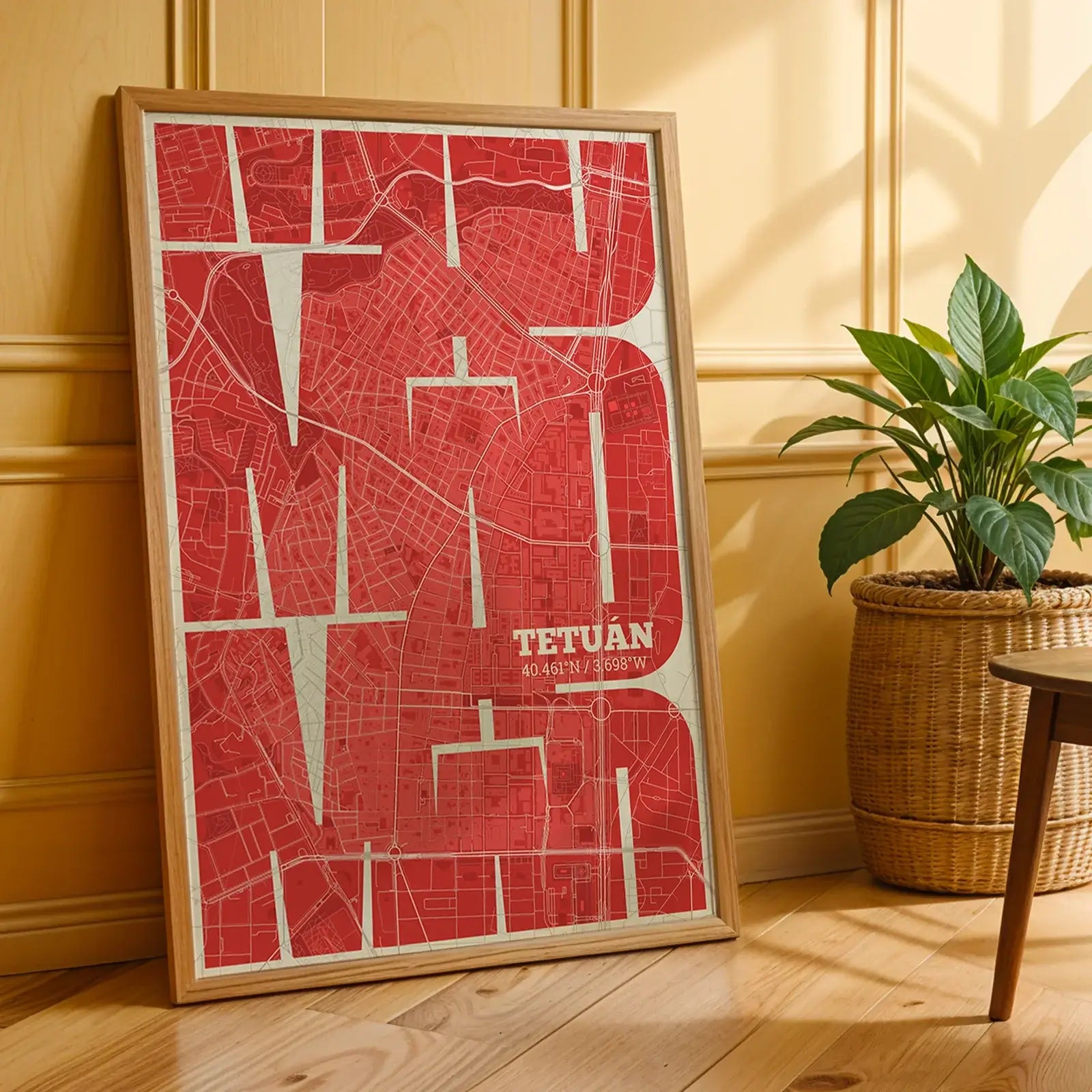 Diseño de interiores moderno con la lámina del barrio de Tetuán, Madrid, en mi diseño la Inseparable, una visión artística con una tipografía expresiva que muestra la abreviatura del nombre sobre el mapa detallado diseñado en rojo y fondo blanco roto, expuesto en la pared de un salón