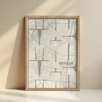 Cuadro del barrio de Tetuán, Madrid, en mi diseño la Inseparable, una visión artística con una tipografía expresiva que muestra la abreviatura del nombre sobre el mapa detallado diseñado en marrón claro y fondo blanco roto con impresión sin márgenes, apoyado contra la pared