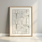 Cuadro del barrio de Tetuán, Madrid, en mi diseño la Inseparable, una visión artística con una tipografía expresiva que muestra la abreviatura del nombre sobre el mapa detallado diseñado en marrón claro y fondo blanco roto con margen en un entorno minimalista con iluminación cálida