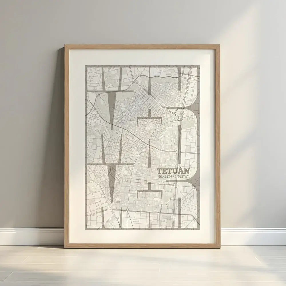Cuadro del barrio de Tetuán, Madrid, en mi diseño la Inseparable, una visión artística con una tipografía expresiva que muestra la abreviatura del nombre sobre el mapa detallado diseñado en marrón claro y fondo blanco roto con margen en un entorno minimalista con iluminación cálida
