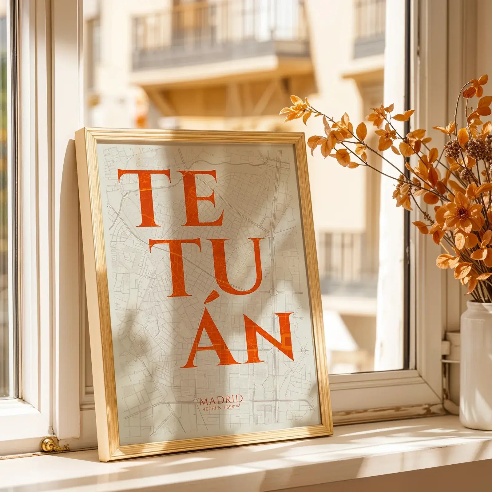 Diseño de interiores moderno con la lámina del barrio de Tetuán, Madrid, en el diseño la Clásica, inspirado en la tipografía cincelada con una fuente elegante que crea un bonito contraste visual diseñado en naranja y fondo blanco roto, expuesto en la pared de un salón