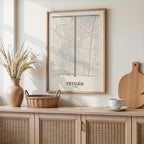 Diseño de interiores moderno con la lámina del barrio de Tetuán, Madrid, en el diseño la Ultrafina, una estética minimalista que combina cartografía urbana con letras modernas, finas y elegantes diseñado en marrón claro y fondo blanco roto, expuesto en la pared de un salón