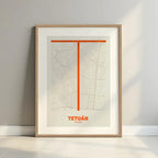 Cuadro del barrio de Tetuán, Madrid, en el diseño la Ultrafina, una estética minimalista que combina cartografía urbana con letras modernas, finas y elegantes diseñado en naranja y fondo blanco roto con margen en un entorno minimalista con iluminación cálida