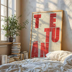Diseño de interiores moderno con la lámina del barrio de Tetuán, Madrid, en el diseño la Revoltosa, donde las letras del nombre aparecen aleatoriamente en diferentes líneas para un diseño urbano realmente original diseñado en rojo y fondo blanco roto, expuesto en la pared de un salón